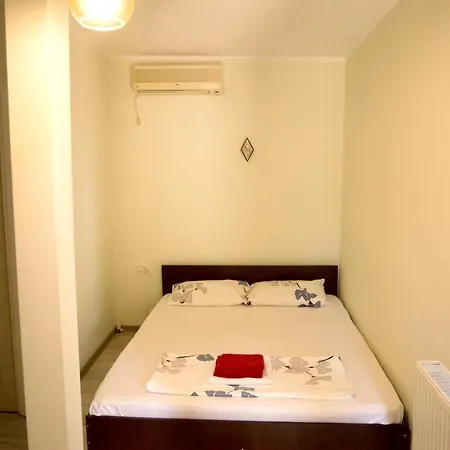 Comfortable In With Private Garden 18 M² Apartment *